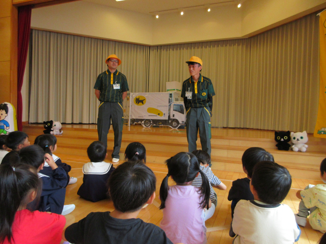 １０月の最新情報（ヤマト運輸こどもの交通安全教室・園外保育・いきいきサロン・１歳児運動遊び会・お弁当会食・報恩講）を更新しました。