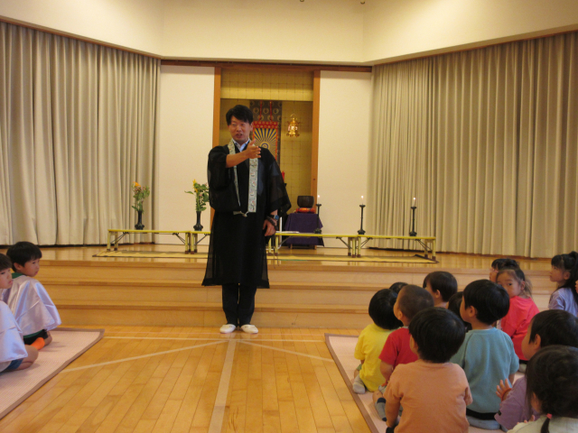 ８月の最新情報（お盆のお参り・水遊び・お祭りごっこ・にんじんクッキング）を更新しました。
