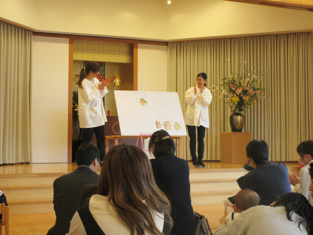 ４月の最新情報（入園式・外遊び・お花見会食・散歩・こいのぼり制作・保護者会総会、育児講座）を更新しました。