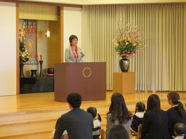 ４月の最新情報（入園式・外遊び・お花見会食・散歩・こいのぼり・保護者会総会及び育児講座など）を更新しました。