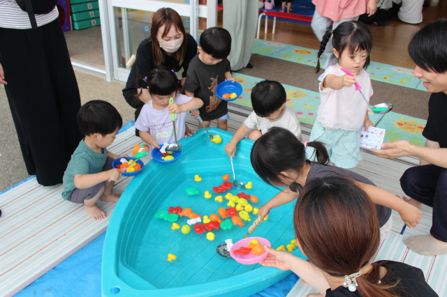 ６月の最新情報（親子リトミック体験及び給食参加、保育参加、戸出西部保育園オリジナルミニ七夕まつり、豆腐屋孫兵衛さんへ見学＆おつかいに行ってきました）を更新しました。