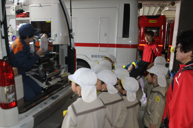 １１月の最新情報（園外保育・おやつ参観及び親子にこにこコンサート・小学生との交流・総合避難訓練）を更新しました。
