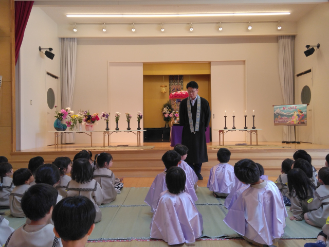 5月の最新情報（園外保育（年長・年中児）・花まつり・交通安全教室（年長・年中児）・さつまいもの苗を植えました！）を更新しました。